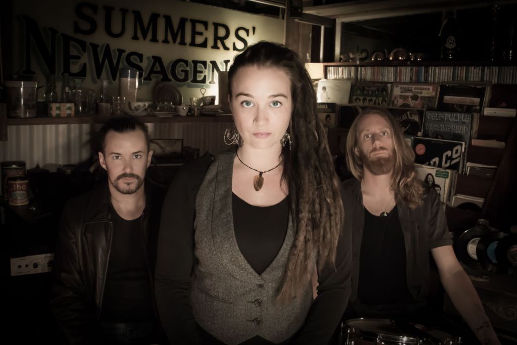 lady valiant live music mount molloy hotel tongiht
